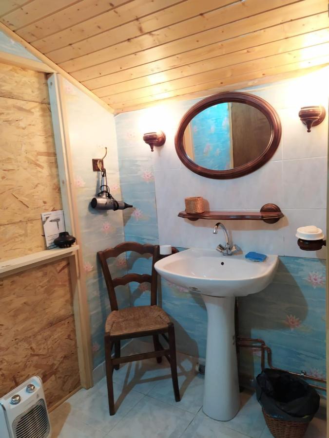 Chardon Bleu Appartement Chambre Cuisine Coin A Manger Sanitaires Salle D'Eau 巴斯洛内特 外观 照片