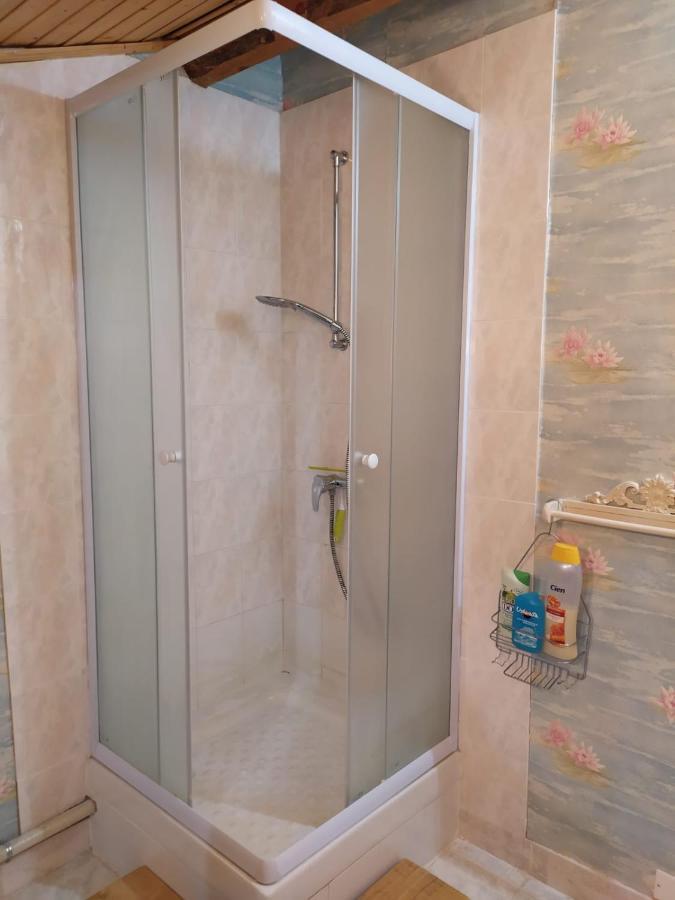 Chardon Bleu Appartement Chambre Cuisine Coin A Manger Sanitaires Salle D'Eau 巴斯洛内特 外观 照片